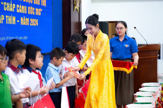 Hoa hậu Nguyễn Thanh Hà tặng quà cho trẻ mồ côi vì dịch Covid-19
