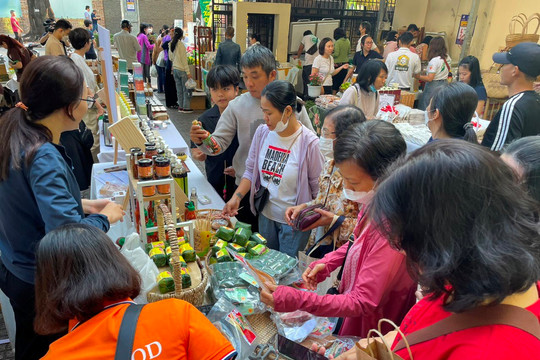 Gần 1.000 sản phẩm, đặc sản vùng miền quy tụ tại Phiên chợ "Tết Xanh - Quà Việt"