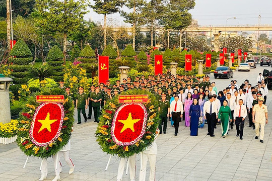 Đoàn đại biểu TP.HCM tưởng niệm các anh hùng liệt sĩ trước Tết Giáp Thìn