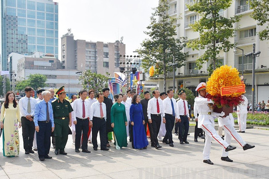 Lãnh đạo TP.HCM dâng hương, dâng hoa tưởng niệm Chủ tịch Hồ Chí Minh và Chủ tịch Tôn Đức Thắng