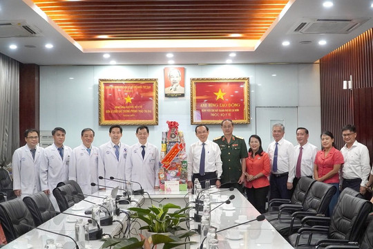 Bí thư Nguyễn Văn Nên thăm, chúc tết các bác sĩ bệnh viện Chợ Rẫy