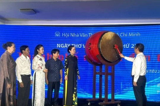 Phó bí thư Nguyễn Phước Lộc đánh trống khai hội Ngày thơ Việt Nam tại TP.HCM
