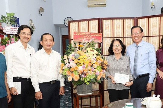 Chủ tịch Phan Văn Mãi đi thăm và tri ân các thầy thuốc lão thành