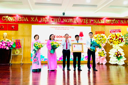 Văn phòng Sở GD&ĐT TP.HCM đón nhận Huân chương Lao động hạng Nhì