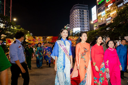 Hoa hậu Nguyễn Thanh Hà: Mong các bạn trẻ trân trọng, gìn giữ áo dài
