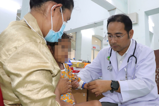 Bệnh viện Nhi đồng 2 cứu sống bệnh nhi Campuchia sốt xuất huyết nguy kịch