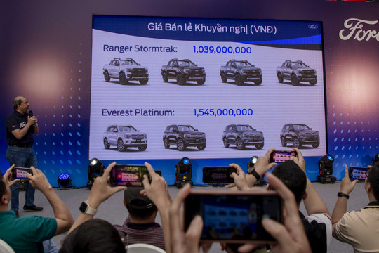 Ford Việt Nam chính thức giới thiệu hai mẫu xe Everest Platinum và Ranger Stormtrak mới