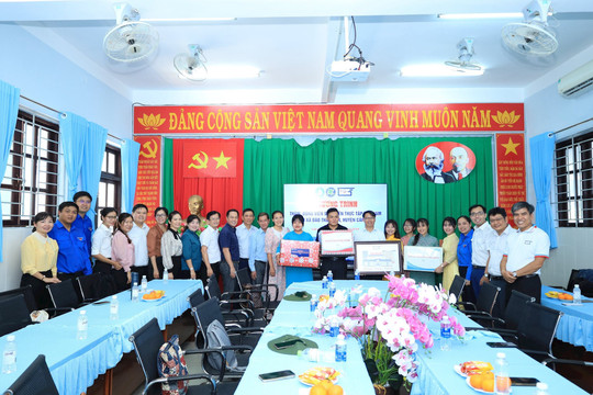 Lãnh đạo Ban Dân vận Thành ủy thăm viên sinh viên thực tập sư phạm tại huyện Cần Giờ
