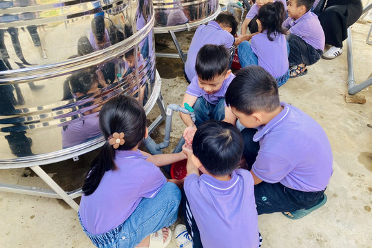 Bàn giao công trình nước sạch cho trường Tiểu học Thị Trấn tại tỉnh Điện Biên