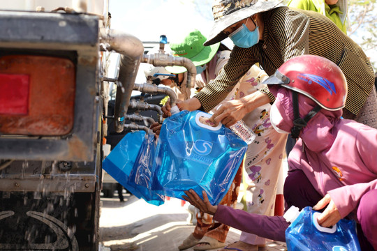 Sawaco hỗ trợ 40.000 mét khối nước sạch giúp bà con Tân Phú Đông vượt hạn, mặn