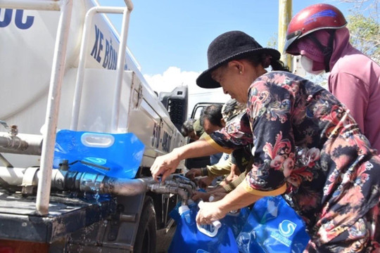 Sawaco hỗ trợ 40.000 mét khối nước sạch giúp bà con Tân Phú Đông vượt hạn, mặn