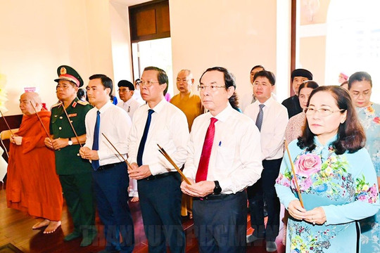 TP.HCM: Dâng hương, dâng hoa tưởng niệm Chủ tịch Hồ Chí Minh và Chủ tịch Tôn Đức Thắng