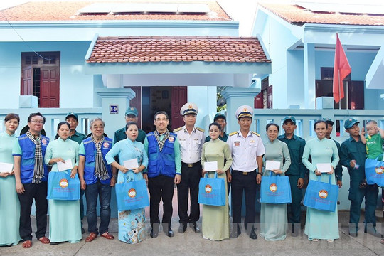 Đoàn đại biểu TP.HCM thăm huyện đảo Trường Sa và Nhà giàn DK1