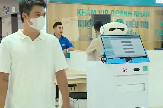 Bệnh viện ở TP.HCM sử dụng robot để hỗ trợ người bệnh