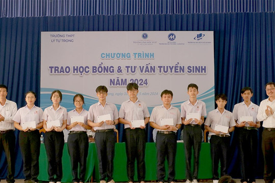 Ba trường đại học tại TP.HCM trao tặng học bổng cho học sinh tỉnh Khánh Hòa