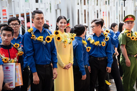 Hoa hậu Nguyễn Thanh Hà xúc động khi được tuyên dương là "Thanh niên tiên tiến làm theo lời Bác"