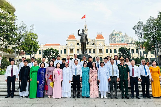 Đoàn đại biểu TP.HCM dâng hoa, dâng hương tưởng nhớ Chủ tịch Hồ Chí Minh và Chủ tịch Tôn Đức Thắng