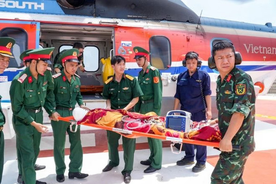 Trực thăng đưa ngư dân đứt lìa tay tại Trường Sa về Bệnh viện Quân y 175