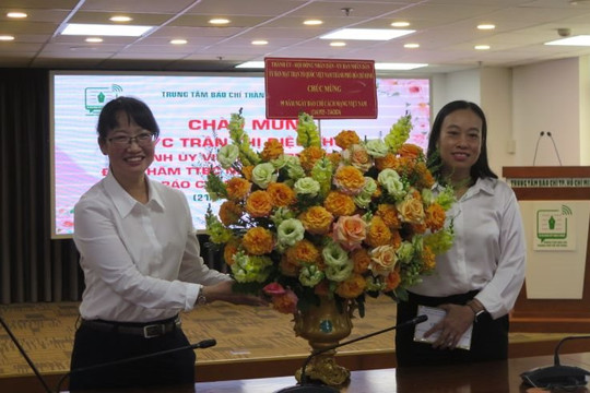 Phó Chủ tịch UBND TP Trần Thị Diệu Thúy thăm Trung tâm Báo chí Thành phố