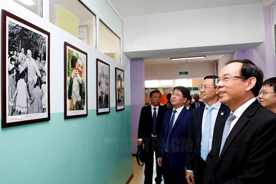 Đoàn đại biểu cấp cao TP.HCM thăm trường mang tên Chủ tịch Hồ Chí Minh tại Mông Cổ