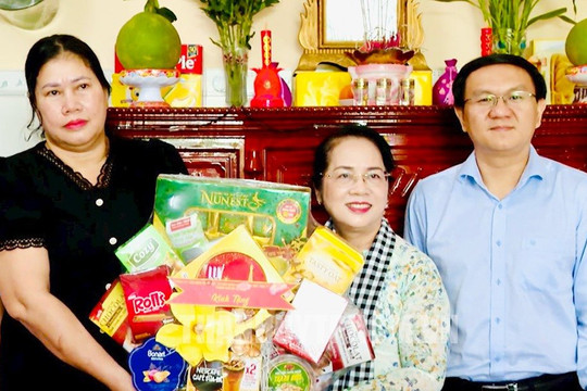Đoàn đại biểu TP.HCM thăm các gia đình chính sách tiêu biểu tại huyện Côn Đảo