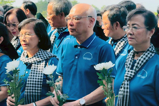 Đoàn đại biểu ngành Tuyên giáo TP.HCM đã dâng hương, dâng hoa tại Khu di tích lịch sử Láng Le – Bàu Cò