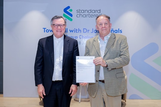 Standard Chartered đồng hành cùng Chương trình Mở đường đến Tương lai hỗ trợ nữ sinh dân tộc thiểu số