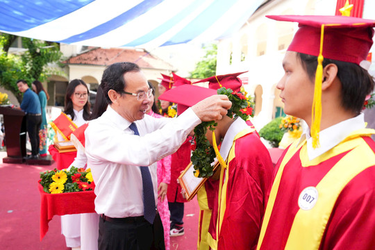 TP.HCM rộn ràng khai giảng năm học mới