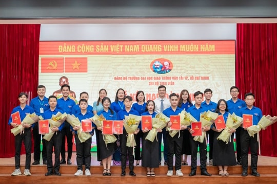 10 sinh viên Trường ĐH Giao thông vận tải TP.HCM được kết nạp Đảng