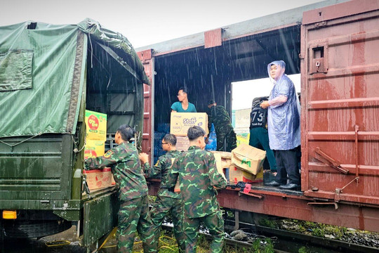 Vận chuyển hơn 40 tấn gạo và 40 tấn hàng hóa giúp đồng bào bị bão lụt