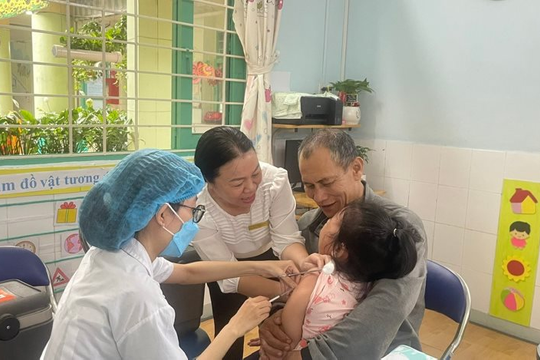 TP.HCM bổ sung thêm 2 nhóm đối tượng tiêm chủng vaccine phòng chống dịch sởi