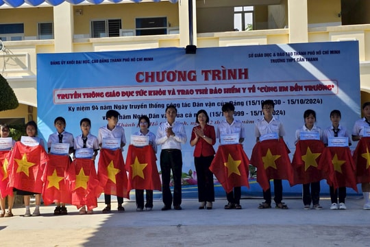 Đảng ủy Khối Đại học, Cao đẳng TP.HCM tặng cờ Tổ quốc và thẻ BHYT cho học sinh huyện Cần Giờ