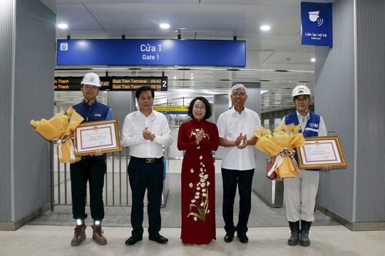 Trao bằng khen cho các nhà thầu có thành tích xuất sắc trong việc đẩy nhanh tiến độ hoàn thành Metro số 1