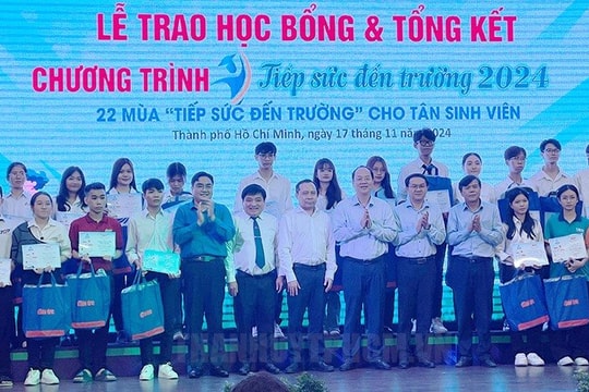 Trao tặng học bổng tiếp sức đến trường cho 231 tân sinh viên