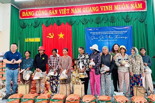 Ngân hàng TMCP Quân đội (MB) cùng đoàn phóng viên báo, đài khu vực phía Nam thăm & tặng quà các gia đình chính sách ở Bình Thuận