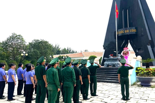 Đồn Biên phòng Cần Thạnh và VKSND cấp cao về nguồn tại khu Di tích lịch sử Chiến khu rừng Sác