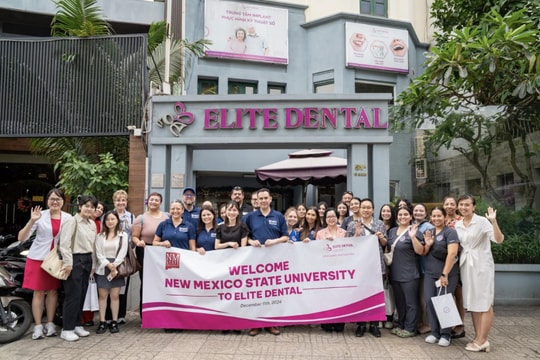 Nhóm sinh viên nha khoa từ Đại học bang New Mexico kiến tập tại Elite Dental