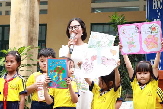 Nhà văn Phương Huyền - Đại sứ văn hóa đọc đưa sách đến vùng sâu