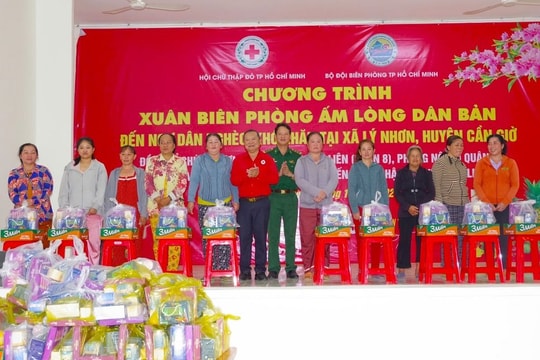 Nhiều phần quà được trao cho các hộ dân khó khăn xã Lý Nhơn