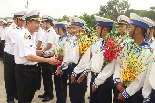 Mang "Hơi ấm đất liền" đến đón Tết cùng chiến sĩ nơi biển đảo