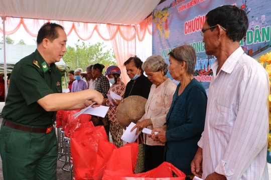 'Xuân Biên phòng ấm lòng dân bản' đến biên giới biển Trà Vinh