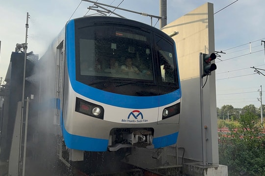 Metro số 1 được rửa tự động như thế nào?