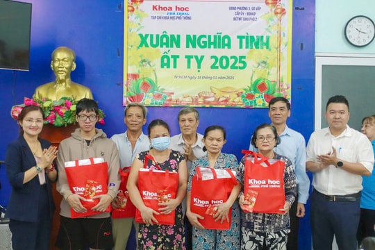 Tạp chí Khoa học phổ thông chia sẻ yêu thương, đón Tết cùng bà con Khu phố 2, Q. Gò Vấp