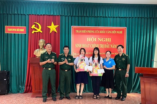 Biên phòng cửa khẩu cảng Bến Nghé thực hiện chương trình 'xuân Biên phòng, ấm lòng dân bản'