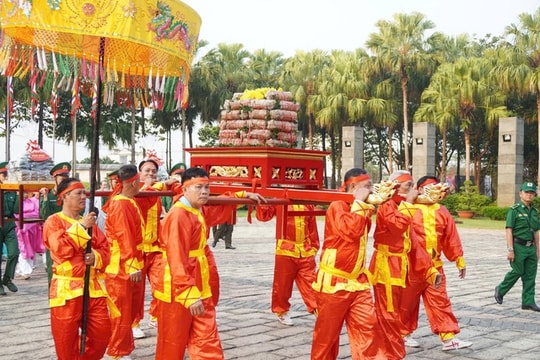 TP.HCM: Dâng cúng bánh Tét lên Quốc tổ Hùng Vương