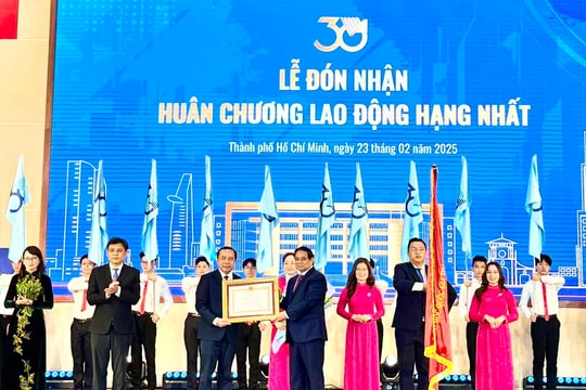 Đại học Quốc gia TP.HCM đón nhận Huân chương Lao động hạng Nhất