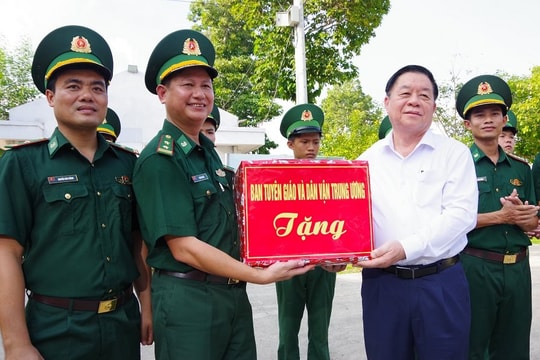 Trưởng Ban Tuyên giáo và Dân vận TW thăm Đồn Biên phòng Tân Phú