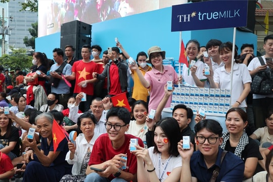 TH true MILK đốn tim người dân xem đại lễ 30/4