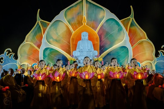 Đại lễ Vesak 2025: Thả hoa đăng cầu nguyện hòa bình