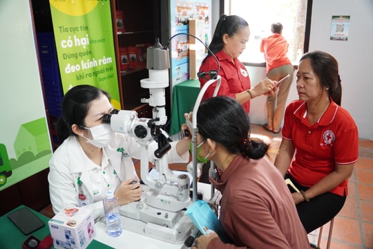 Tháng nhân đạo 2025: Mắt Sài Gòn Ngô Gia Tự khám mắt và phát thuốc miễn phí cho 300 người dân